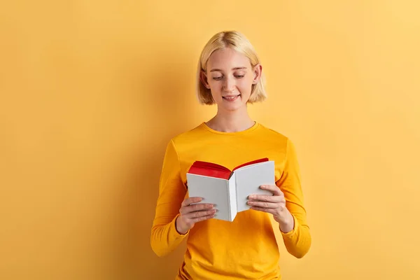 Neşeli güzel kadın kitap okumaktan zevk alıyor. — Stok fotoğraf