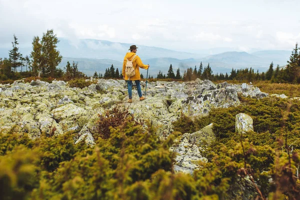 Geweldig jong reiziger genieten van zijn vakantie — Stockfoto