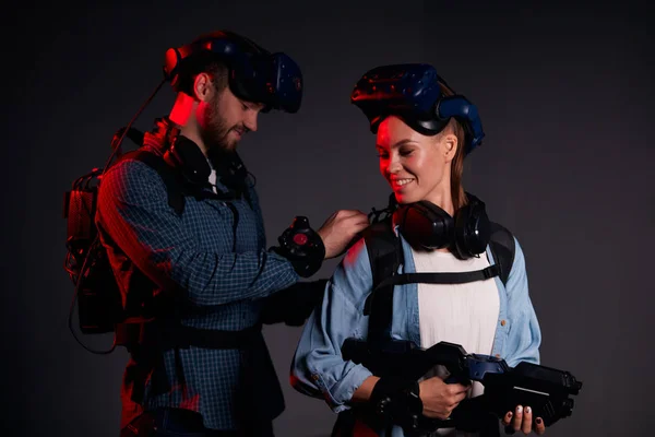 L'uomo aiuta a riparare i dispositivi VR sulla donna — Foto Stock
