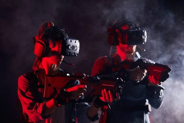 Amici che giocano sparatutto con occhiali di realtà virtuale — Foto Stock