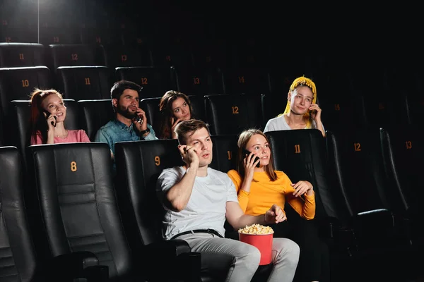 Audiencia con malos modales asistiendo al cine — Foto de Stock
