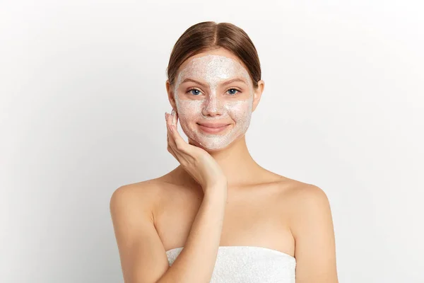 Encantadora chica sonriente disfrutando del proceso de cosmetología — Foto de Stock