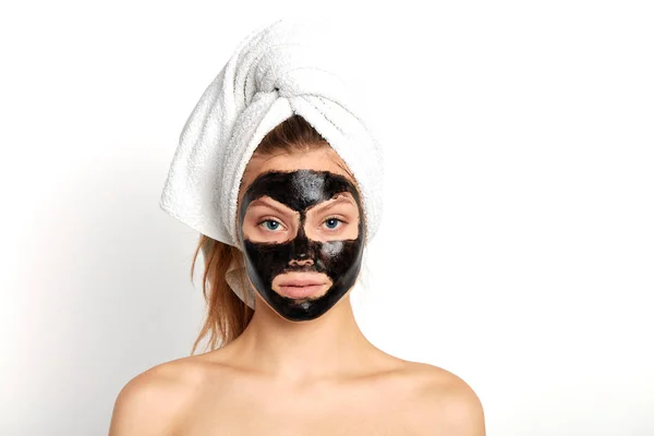 Portrét úžasné dívky žena v ručníku na hlavě s černou vyživující maskou — Stock fotografie