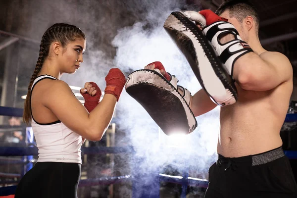 Boxen Mann und Frau gemeinsam im Ring — Stockfoto