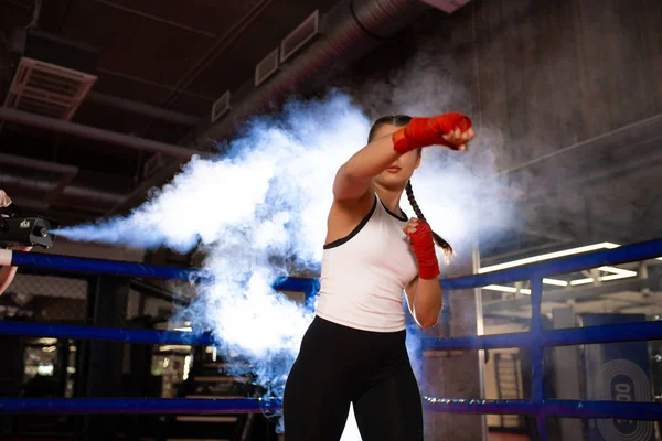 Entrenamiento femenino en forma joven, boxeo en anillo — Foto de Stock