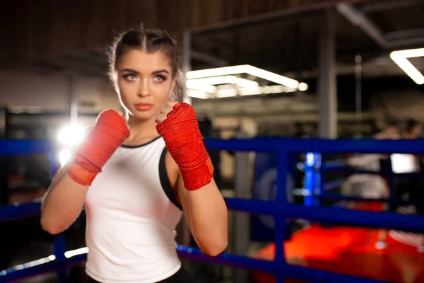Portré erős izmos fitness nő készen áll a harcra — Stock Fotó