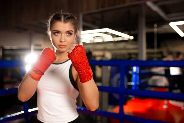 Retrato de mulher forte aptidão muscular pronto para lutar — Fotografia de Stock