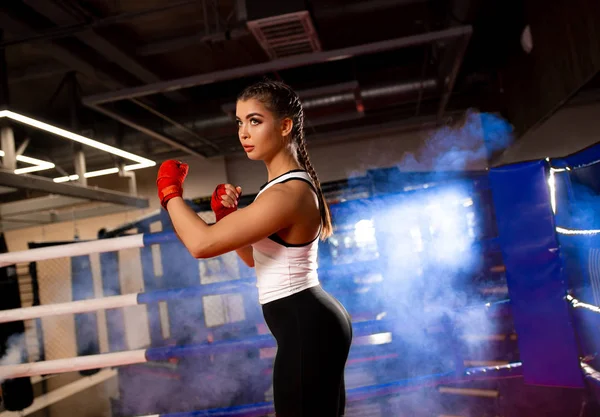 Vista lateral en boxeador femenino listo para luchar — Foto de Stock