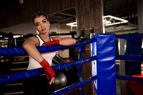 Boxeadora mujer después de intenso entrenamiento — Foto de Stock