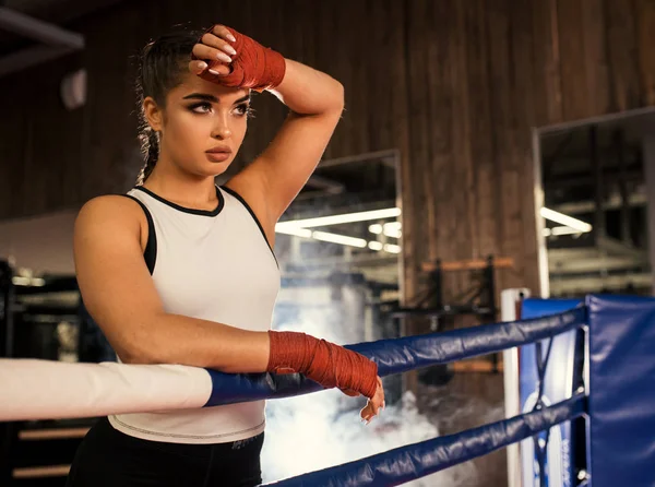 Yoğun eğitimden sonra boksör kadın — Stok fotoğraf
