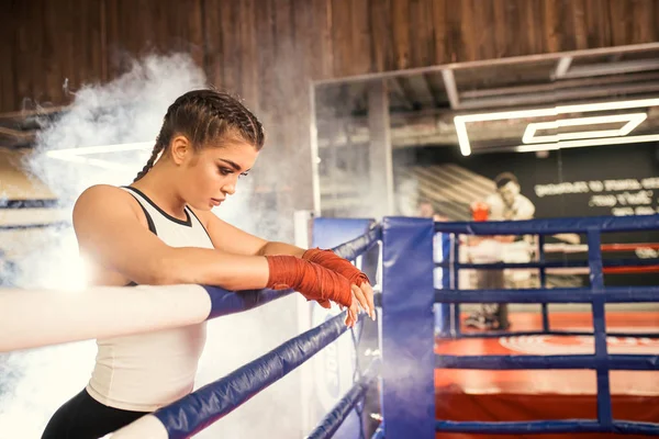 Boxeador mujer en forma activa cansado después de luchar con el oponente — Foto de Stock