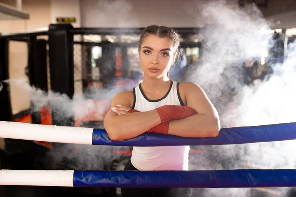 Boxeador mujer en forma activa cansado después de luchar con el oponente —  Fotos de Stock