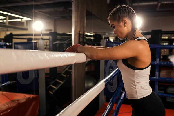 Cansado boxeador femenino después de la pelea — Foto de Stock