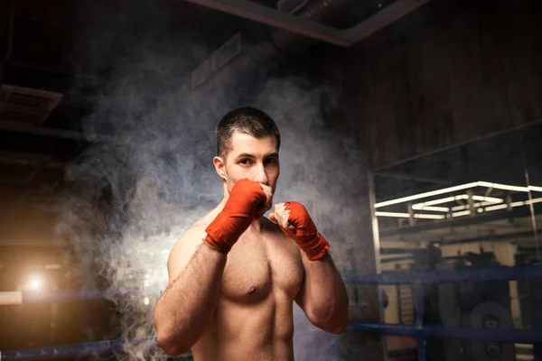 Lutador caucasiano homem durante a luta — Fotografia de Stock
