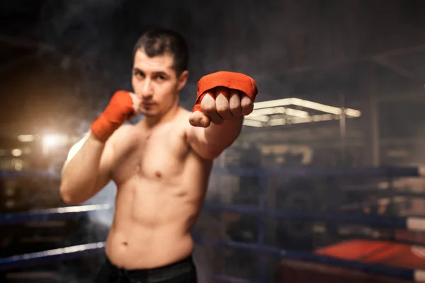 Rozzlobený boxer muž v boji — Stock fotografie
