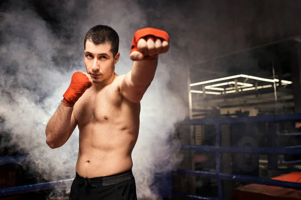 Portrét mladého bojovníka v ringu — Stock fotografie