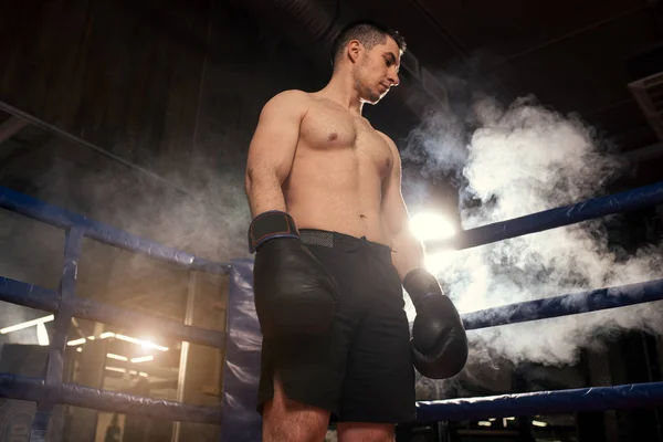 Hermoso joven kickboxer durante la pelea, caja —  Fotos de Stock