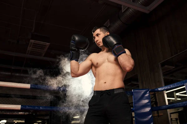 Atleta boxeador hombre en anillo —  Fotos de Stock