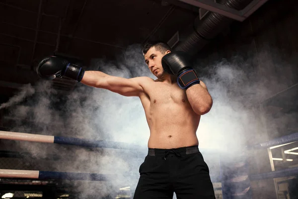 Atleta boxeador hombre en anillo — Foto de Stock