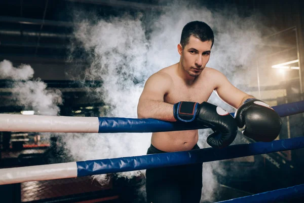 Ung kaukasisk boxare man i rökig ring — Stockfoto