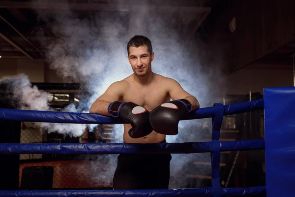 Retrato de homem boxer forte muscular em fumaça — Fotografia de Stock