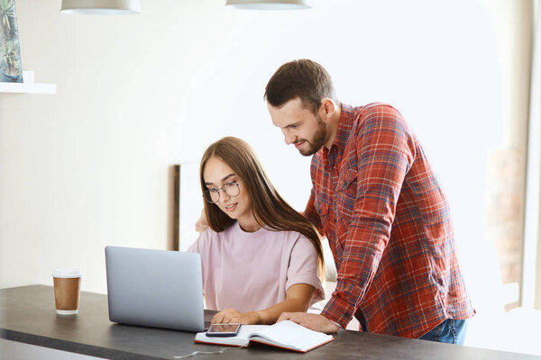 Молодая пара проводит время у экрана компьютера
