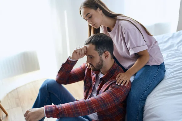 Young wife supporting upset husband — Stock Photo, Image