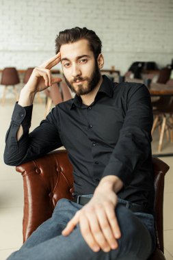 Başarı, iş konsepti. Smokinli genç adam.