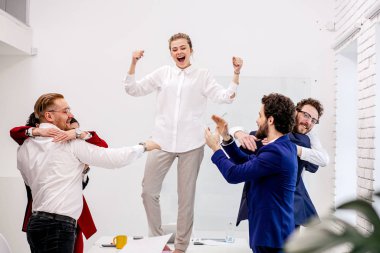 Başarılı iş ekibi işten sonra iyi eğlenceler.