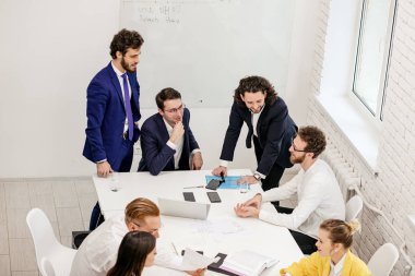 Ofisteki iş görüşmelerinde üst görünüm