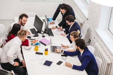 Dost canlısı iş ekibi toplantı odasında.