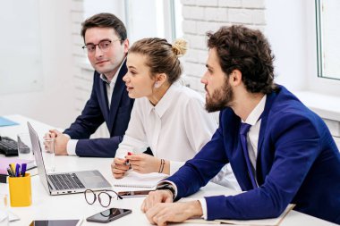 İş adamlarının başarılı etkileşimi vardır.