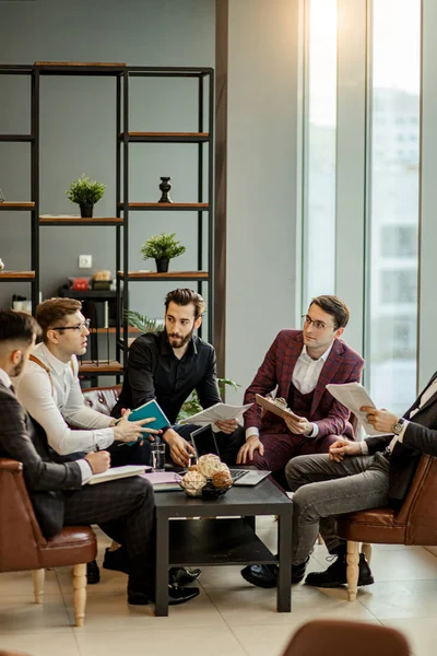 Brainstorming kavkazských podnikatelů v úřadu — Stock fotografie