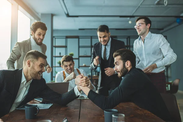 Hombres de negocios alegres en el trabajo —  Fotos de Stock