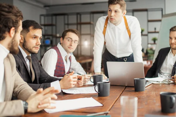 Junge Geschäftsleute halten Treffen im Amt ab — Stockfoto