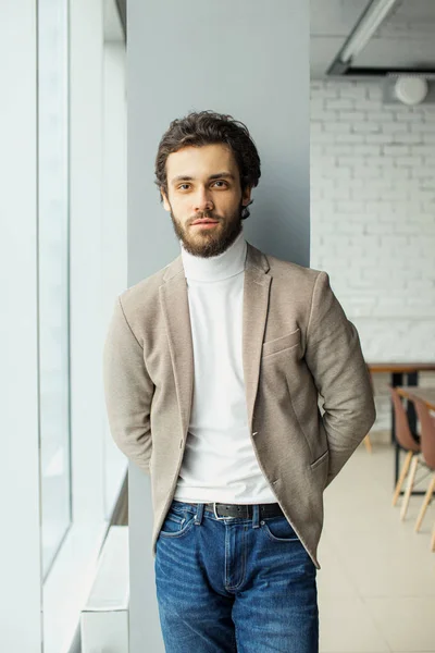 Retrato de hombre barbudo joven en traje — Foto de Stock