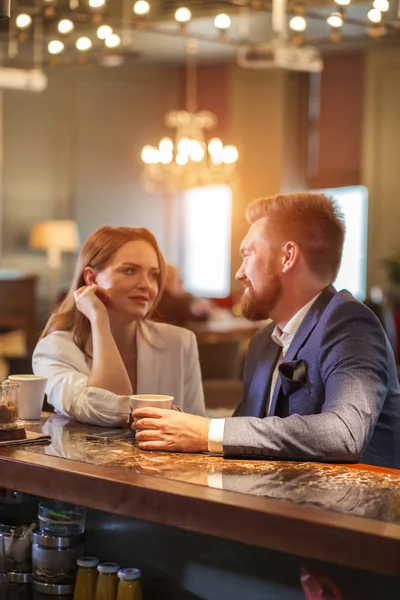 Pareja disfrutando de la fecha en la cafetería —  Fotos de Stock