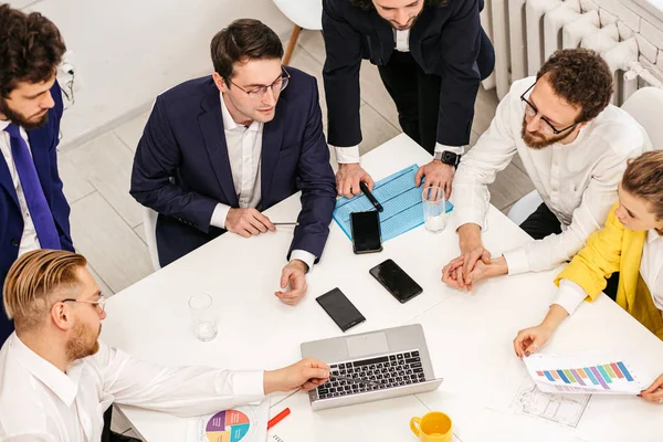 Junge Unternehmensführer im Amt — Stockfoto