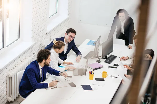 Freundliches Geschäftsteam im Sitzungssaal — Stockfoto