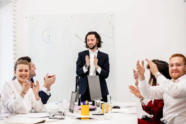 Equipe de negócios alegre comemorar no escritório — Fotografia de Stock