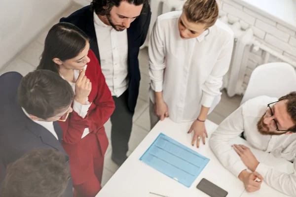 Blick von oben auf Geschäftstreffen im Büro — Stockfoto