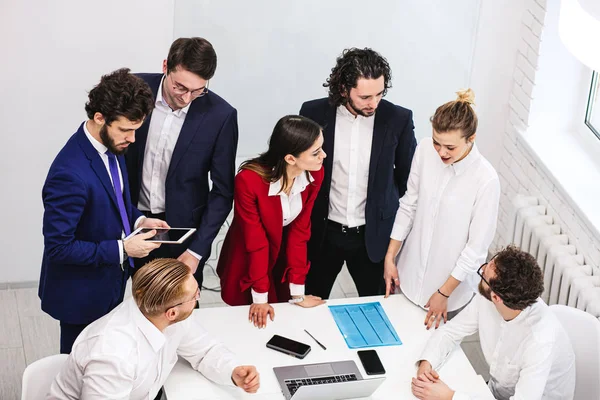 Junge Unternehmensführer im Amt — Stockfoto