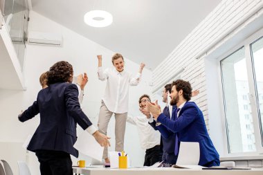 Neşeli iş ekibi ofisinde.