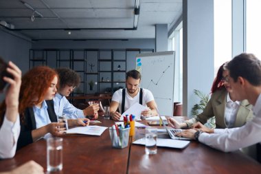 Bir grup Kafkas genç tasarımcı Modern Ofiste Masa etrafında toplanıyor