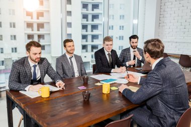 Smokinli iş adamlarının takım çalışması