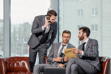 bir grup iş adamı modern ofiste aktif tartışmalara giriyorlar.