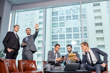 Genç iş adamları birlikte çalışır.