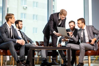 Genç iş adamları birlikte çalışır.