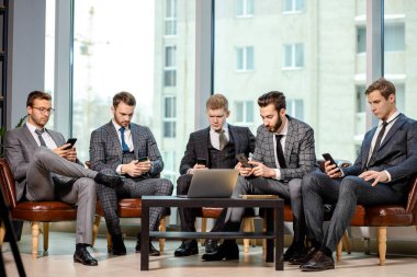 Genç liderler ve iş adamları akıllı telefon kullanıyor