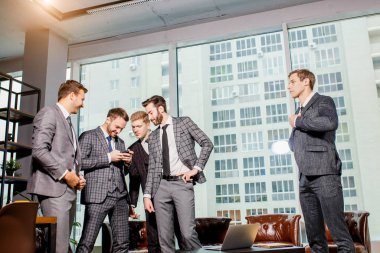 Cep telefonu olan yakışıklı iş adamları.